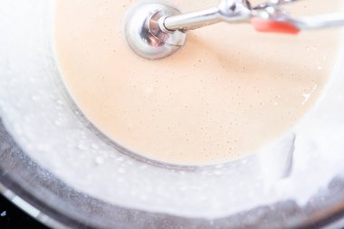 Gözleme hamuru kefir tabanlı cam karıştırma kabında..