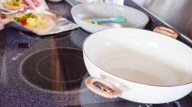 Un tortilla içinde taze sebze, yumurta ve pastırma ile kahvaltıda burrito pişirmek..