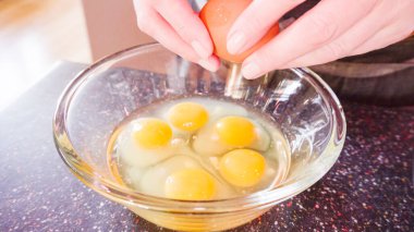 Un tortilla içinde taze sebze, yumurta ve pastırma ile kahvaltıda burrito pişirmek..