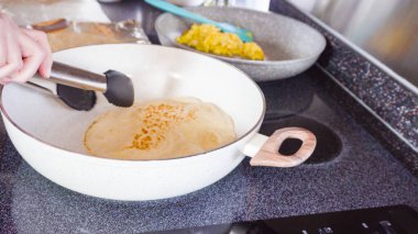 Un tortilla içinde taze sebze, yumurta ve pastırma ile kahvaltıda burrito pişirmek..