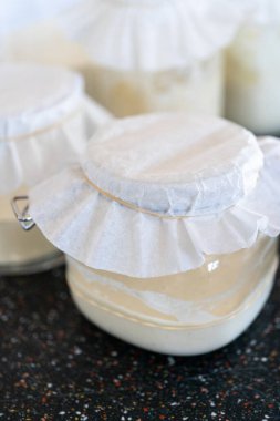 Ekmek pişirmek için ev yapımı ekşi ekmek hazırlıyorum..