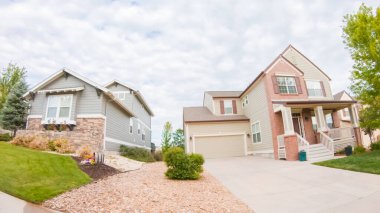 Bir yaz sabahı tipik bir banliyö mahallesi manzarası.