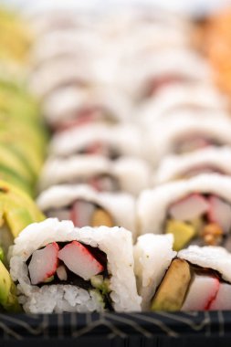 Önceden paketlenmiş suşi ve suşi çeşitleri plastik tepside..