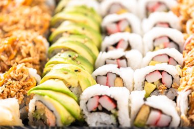 Önceden paketlenmiş suşi ve suşi çeşitleri plastik tepside..