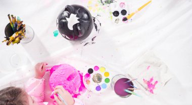 Düz yatıyordu. Cadılar Bayramı için akrilik boyalı balkabağı boyama.