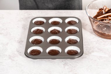 Kek kuyruğuna çikolatalı kek hamuru atmak..