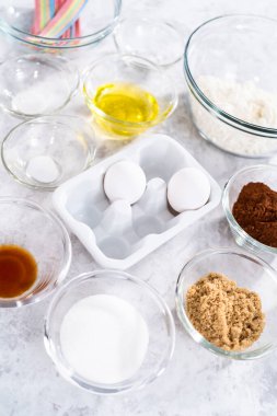 Tek boynuzlu at gökkuşağı çikolatalı kekleri hazırlamak için gerekli malzemeler tezgahta..