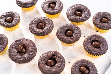 Çikolatalı kekleri çikolatalı ganache ile dolduruyorum..