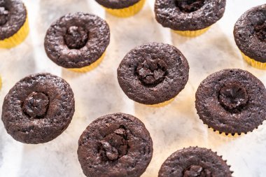 Çikolatalı kekleri çikolatalı ganache ile dolduruyorum..