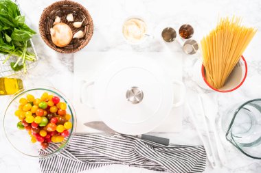 Düz yatıyordu. Vejetaryen makarnası hazırlamak için gerekli malzemeler..