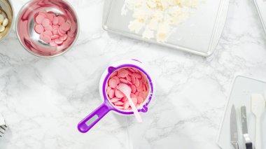 Düz yatıyordu. Adım adım. Çikolatalı şekerleri eritmek elektrikli bir şeker tenceresinde erir..