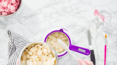 Düz yatıyordu. Adım adım. Çikolatalı şekerleri eritmek elektrikli bir şeker tenceresinde erir..