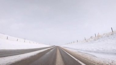 Denver, Colorado, ABD-3 Şubat 2020 - Amerika 'nın banliyölerindeki tipik kaldırım yollarında sürüş.
