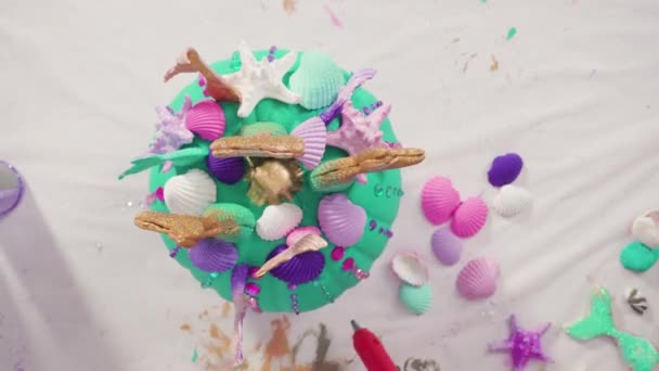 Klein Meisje Schilderen Kleine Ambachtelijke Pompoen Met Acryl Verf — Stockvideo