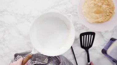 Düz yatıyordu. Orta sıcaklıkta küçük bir tavada krep yapmak..