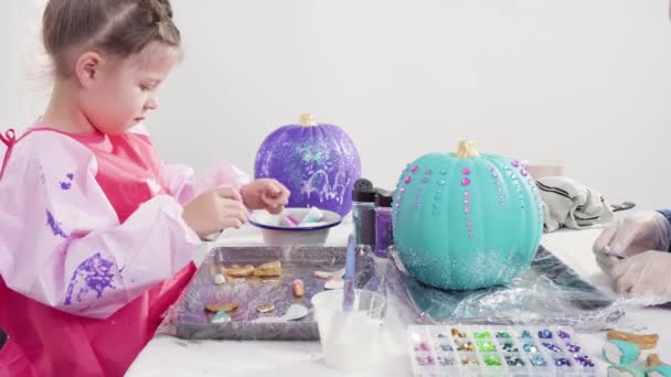 Menina Pintando Abóbora Artesanal Pequena Com Tinta Acrílica — Vídeo de Stock