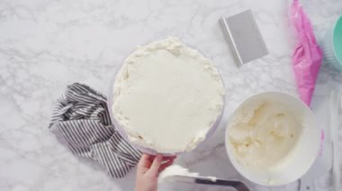 Yuvarlak funfetti pastasını pembe ve beyaz fondant kar taneleriyle süslüyorum..