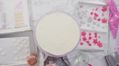 Yuvarlak funfetti pastasını pembe ve beyaz fondant kar taneleriyle süslüyorum..