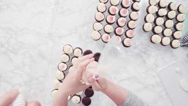Decoración Mini Cupcakes Chocolate Con Copos Nieve Chocolate Glaseado — Vídeos de Stock