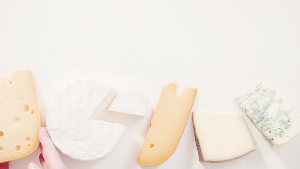 Vielzahl Von Großen Keilen Gourmet Käse Auf Weißem Hintergrund — Stockvideo