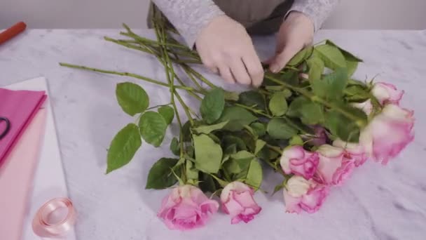 Step Step Florist Arranging Bouquet Pink Roses — Stock Video