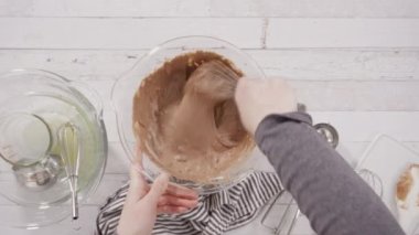 Ev yapımı çikolatalı kekleri hazırlıyorum..