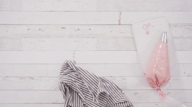 Ev yapımı çikolatalı kekleri hazırlıyorum..