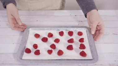 Ev yapımı çikolatalı kekleri hazırlıyorum..