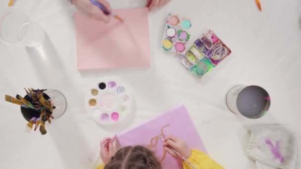 Niña Pintando Con Pintura Acrílica Sobre Lienzo Con Madre Para — Vídeos de Stock