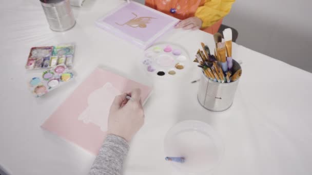 Pintura Menina Com Tinta Acrílica Sobre Tela Com Sua Mãe — Vídeo de Stock