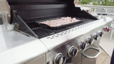 Domuz pastırması pişirmek açık hava gaz ızgarasında dikmek.