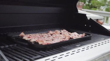 Domuz pastırması pişirmek açık hava gaz ızgarasında dikmek.