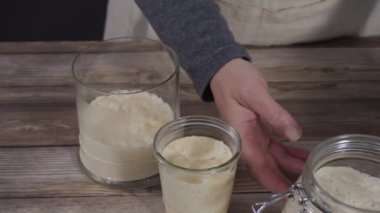 Ekşi mayalı ekmek pişirmek için cam bir mason kavanozunda başlangıç yapıyorum..