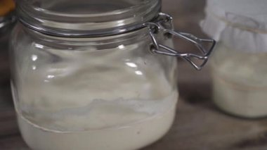 Ekşi mayalı ekmek pişirmek için cam bir mason kavanozunda başlangıç yapıyorum..