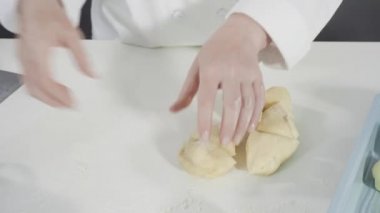 Kadın hamur işi yapıyor..