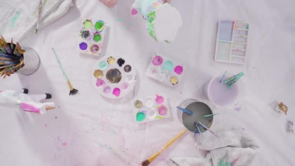 Schilderen Ambachtelijke Pompoen Met Acrylverf Voor Halloween — Stockvideo