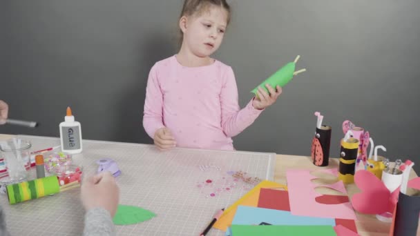 Scartoffie Bambini Fare Insetti Carta Dai Rotoli Carta Igienica Vuoti — Video Stock