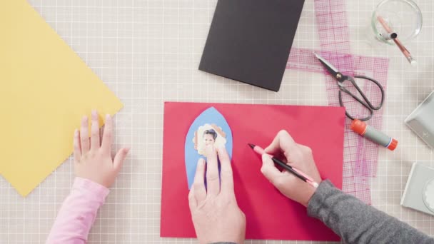 小女孩用建筑用纸手工制作的父亲节贺卡 — 图库视频影像