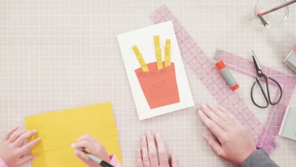 建設紙から手作りの父の日カードを作る女の子 — ストック動画
