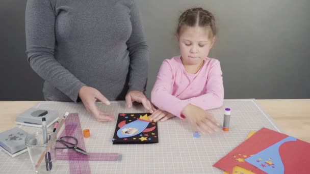 Маленькая Девочка Делает Открытку День Отца Строительной Бумаги — стоковое видео
