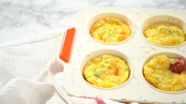 Pastırma ve peynirli yumurta keki yapıyorum..