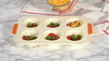 Pastırma ve peynirli yumurta keki yapıyorum..