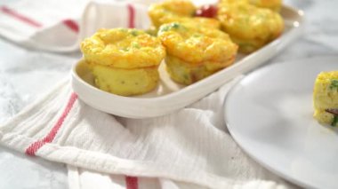 Pastırma ve peynirli yumurta keki yapıyorum..