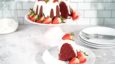 Çilekli ve taze meyveli lezzetli çilekli pasta.