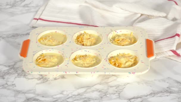 Pečení Slaninových Sýrových Vaječných Muffinů — Stock video