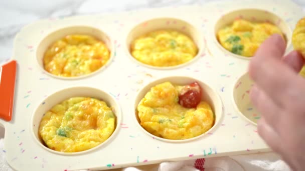 Het Maken Van Muffins Met Eieren Van Spek Kaas — Stockvideo
