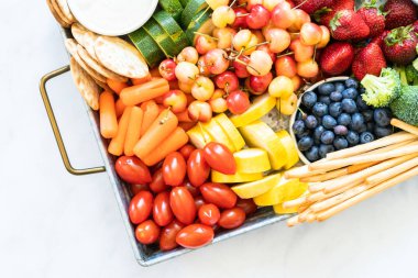 Taze meyve, sebze, kraker ve soslu abur cubur..