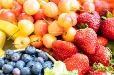 Taze meyve, sebze, kraker ve soslu abur cubur..