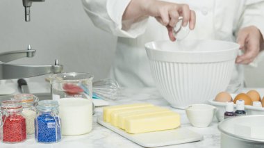 Adım adım. Üç katlı vanilyalı kek pişirmek için mutfak mikserinin malzemelerini karıştırıyorum..