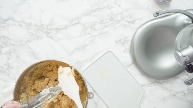 Adım adım. Düz yatıyordu. Şekerli kurabiye pişirmek için mutfak mikserinin malzemelerini karıştırıyorum..